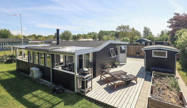 Summer house with direct path to the sea