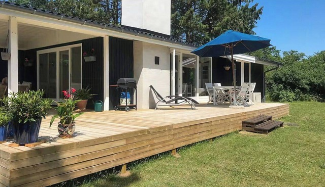 Summer house with outdoor shower near Fårevejle