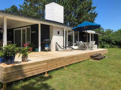 Summer House With Outdoor Shower Near Fårevejle