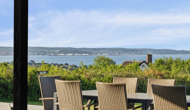 Summer house with sea view high in Handrup
