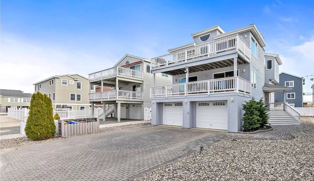 SUMMER PEAK WEEKS AVAILABLEnOceanside 4 Bdm Steps Off Beach, Sleeps 15