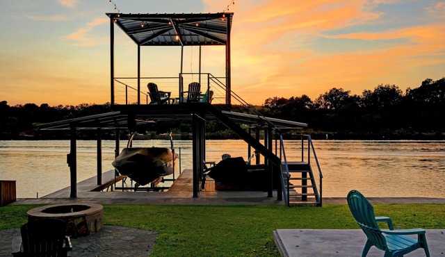 SUMMER READY NEW TIKI BAR - HUGE DOCK, Rope Swing Open Water nCozy and updated
