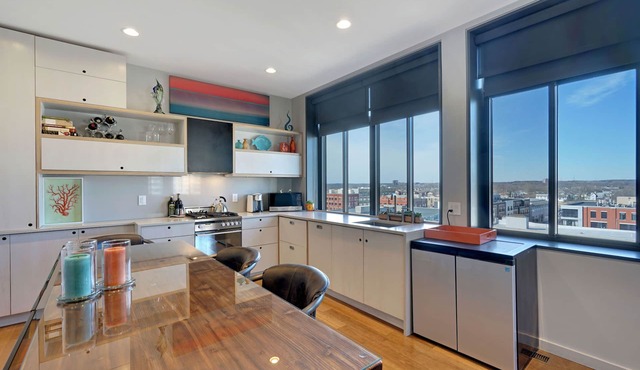 Summer Rental - 2 Bedroom/2 Bath Highrise - Downtown Modern Luxury!