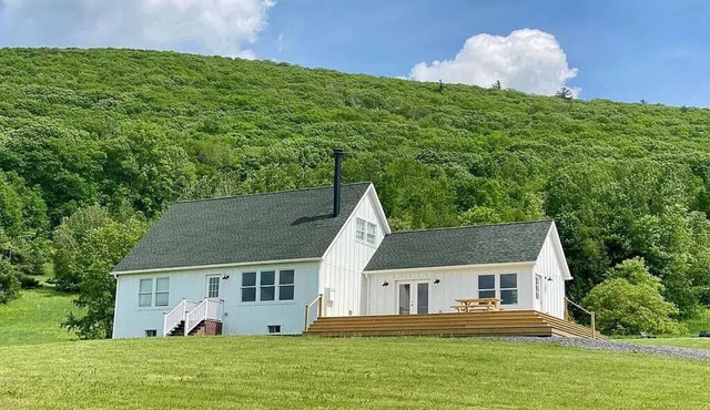 Summer rental 4Br - Big views + Pond, 10 acres bwtn Hudson and Great Barrington