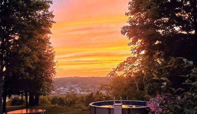 Summer Rental Monthly 2+2 Bed/2 Bath Sunset Lake Retreat Home Jacuzzi Gore Bay