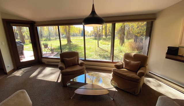 Summer Retreat - 5 Acre paradise Close to everything!