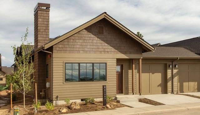 Summer retreat ~ cozy beds ~ hot tub ~ Bend/Bachelor ~ new amenities ~🐶