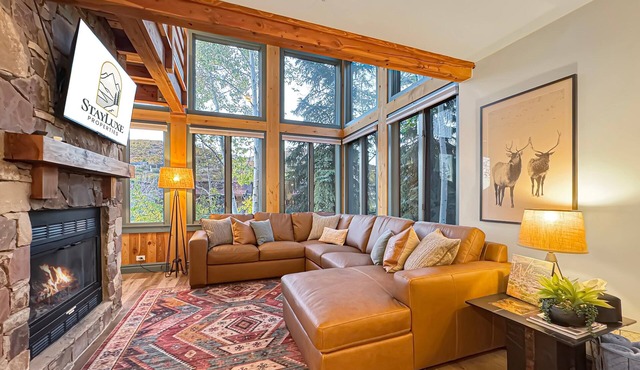 Summer Retreat in the Heart of Town Hot Tub BBQ Walk to Free Transit Stop