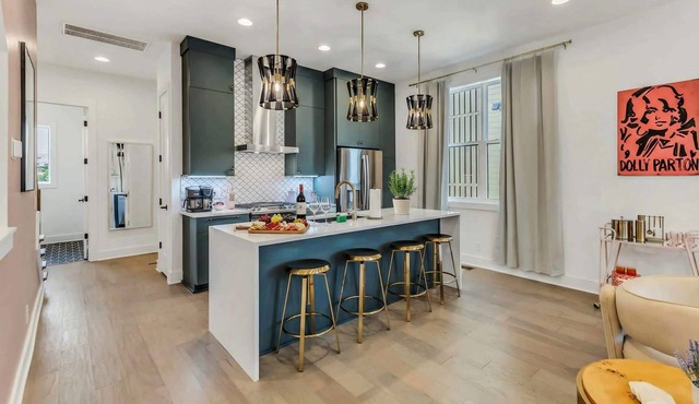 Summer rooftop deck, game room, chef’s kitchen near Broadway & Geodis Park