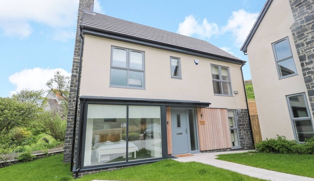 SUMMER ROSE, pet friendly, country holiday cottage in Craster