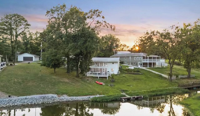 Summer's Cove on Lake of Egypt - Waterfront Home, Kayaks, Pet Friendly