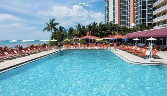 SUMMER SALE Waterfront Resort on the beach to relax! Cozy Great remodeled apart