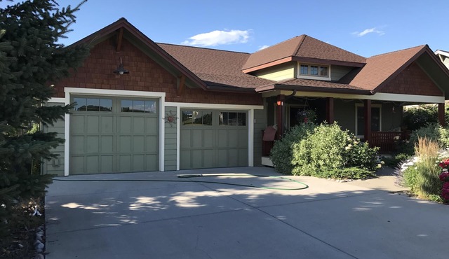 Summer sanctuary with perks: golf, lake access, clubhouse pool, peace and quiet