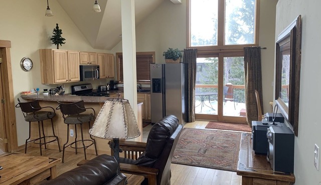 Summer Spec ONLY 325 nt: 2 BR 2 BA, Fireplace, Hot Tub, 1/2 Mi Town, parking!