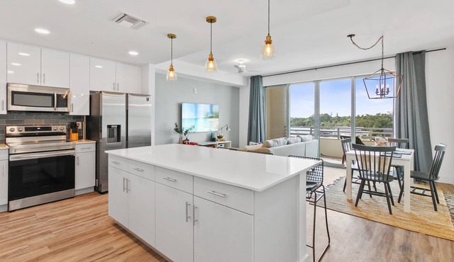 Summer Special! 1/1.5 Penthouse at The Strand – Water View