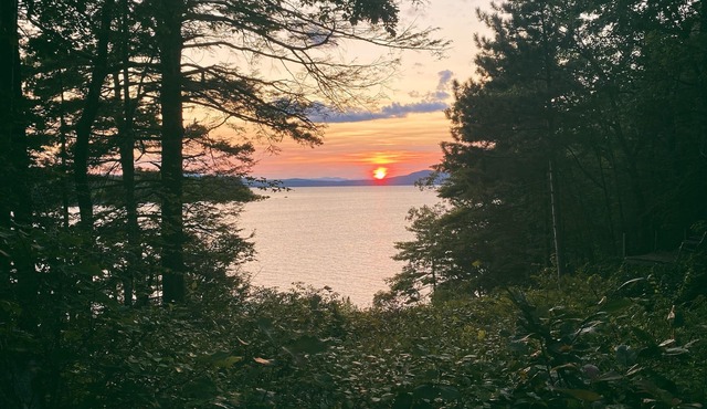 SUMMER SPECIAL Vintage cottage w/beautiful mountain views across Sebago Lake