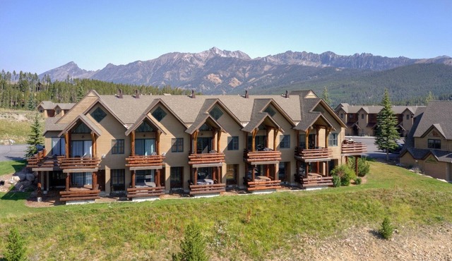 Summer Vacation in Big Sky-Lots of Rm to Spread Out-Deck seating, Views, Hot Tub