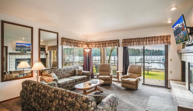 Summer Vacation on Lake Pend Oreille - July 19-26th -1bd 1 bath Condo. Slps 4