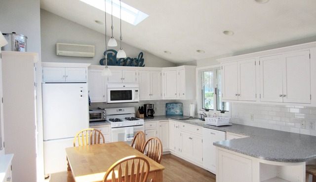 Summer Weekly Rental : Walk to Beach - URI > 3 students welcome!