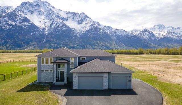 Summer Wind North - Luxurious Home w/Hot Tub, & Epic Views! Near Reindeer Farm!