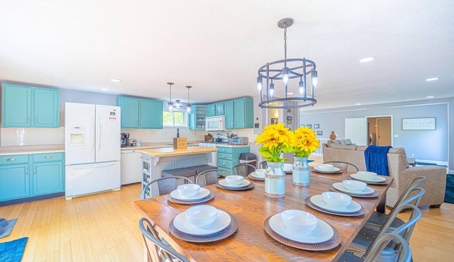 Summer Winterland Retreat-Hot Tub, Dogs Ok, Boyne, Skiing,Charlevoix, Petoskey