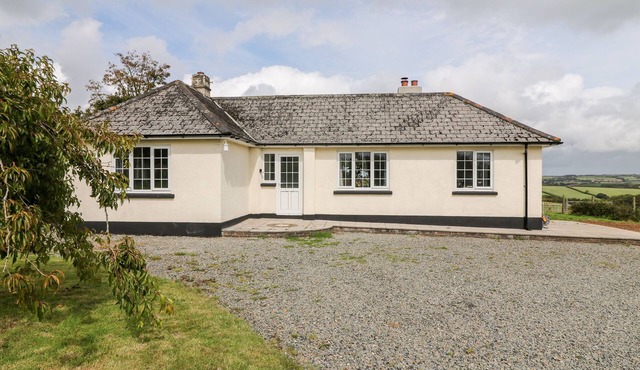 SUMMERCOURT, pet friendly, country holiday cottage in Tremaine,