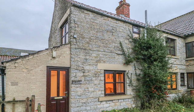 SUMMERFIELD FARM COTTAGE, pet friendly, with open fire in Helmsley