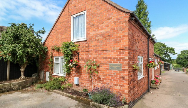 SUMMERFIELDS, family friendly, character holiday cottage in Uttoxeter