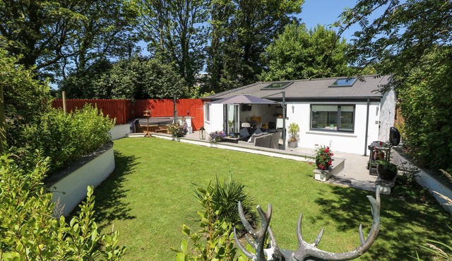 SUMMERHOUSE, pet friendly, country holiday cottage in Penally