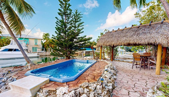 Summerland Canal-Front Escape w/Plunge Pool, Dock, Tiki Bar, WiFi & Laundry