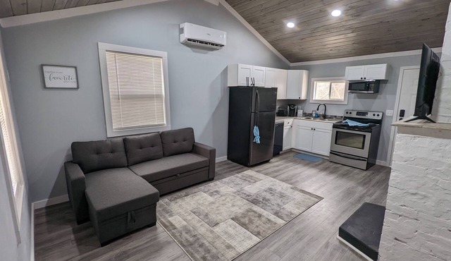 Summerlee Suite - Beautiful Remodeled Farmhouse 5 Mins from the New River Gorge!