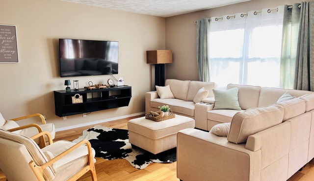 SummerRidge Oasis 4 bedrooms and 1 sleeping couch