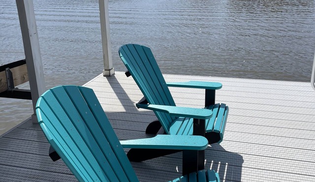 Summers Dream! Great Views - Flat Back Yard - Float Mat -Kayaks -Steps into Lake