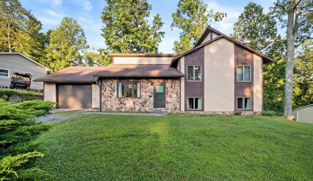 Summersville 3-Bedroom Retreat with Hot Tub, Game Room and Spacious Outdoor Deck