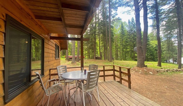 SUMMERSWIND COTTAGE RETREAT on Wadsworth Lake