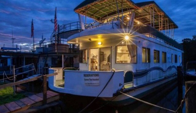 Summertime Bayou Houseboat Oasis: Fish, Hot tub, Kayak