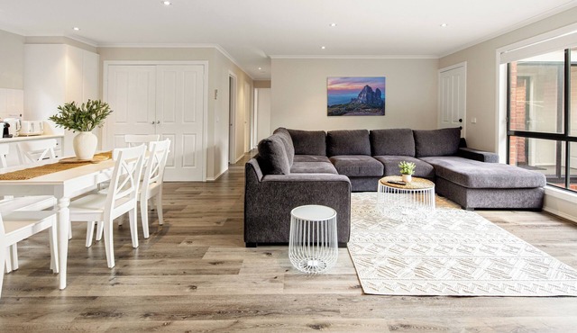 Summery 3BR Home by Mel Airport CBD & Watergardens