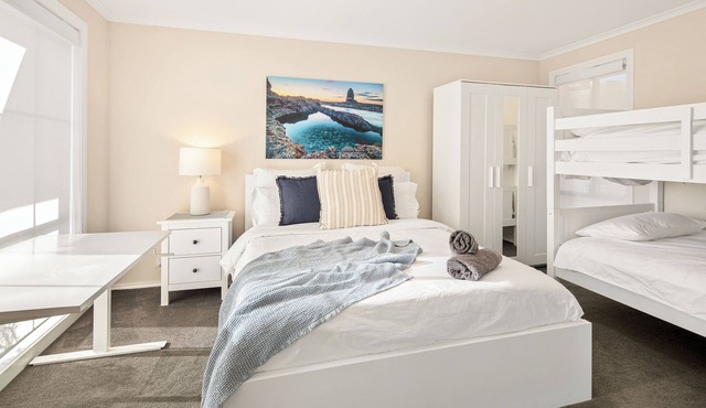 Summery 4BR Home by Mel Airport CBD & Watergardens