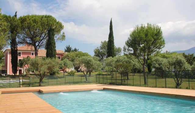 Summit: 2 bedrooms, access to large pool, terrace and parking