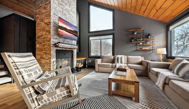 Summit 71 - Pools, Hot Tubs, Shuttle, Loon & Downtown