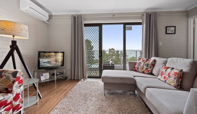 Summit 9 - Stylish 3BR Apartment l Amazing Lake Views l WiFi l BBQ l Air-Con