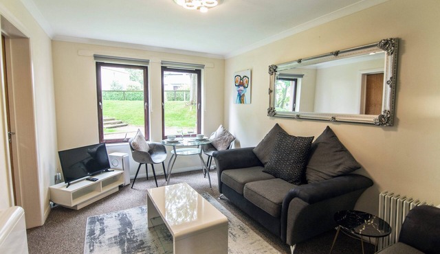 Summit Apartment -Spacious Quiet City flat by Retail Park