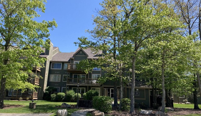 🍁 Summit Blossom – Luxury Condo w/Fireplace, Views & Spa-Inspired Comfort ✨