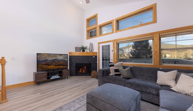 Summit County Basecamp: Escape to the Mountain Lake! Garage-Grill-In Town!