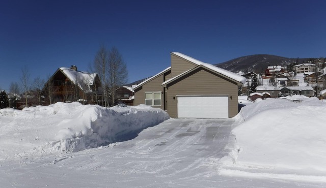 Summit Cove, 3 bedrooms, 2 baths, and 2 car garage Level 2 EV Charger BCA-46844
