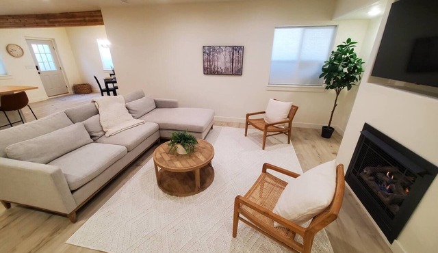 Summit Creek Retreat - new, modern 2-bedroom apartment with fast fiber internet.