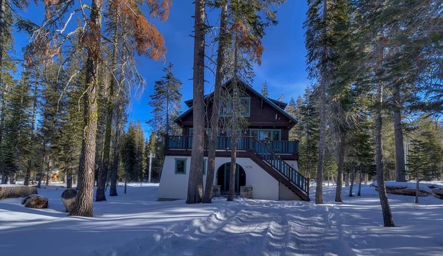 Summit Crossing - Beautiful House nestled in the California's Sierra