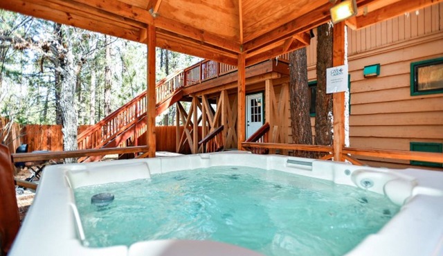 Summit Escape Lodge - Charming rustic cabin with hot tub, BBQ, and wood fireplace! Walk to Slopes!