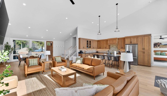 Summit House- new home, sleeps 16, quiet neighborhood-, hot tub, pet friendly
