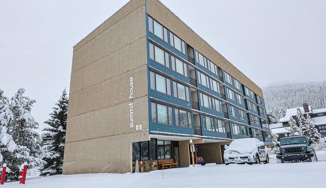 Summit House Short Walk to Skiing, Covered Parking Balcony w/Panoramic Views